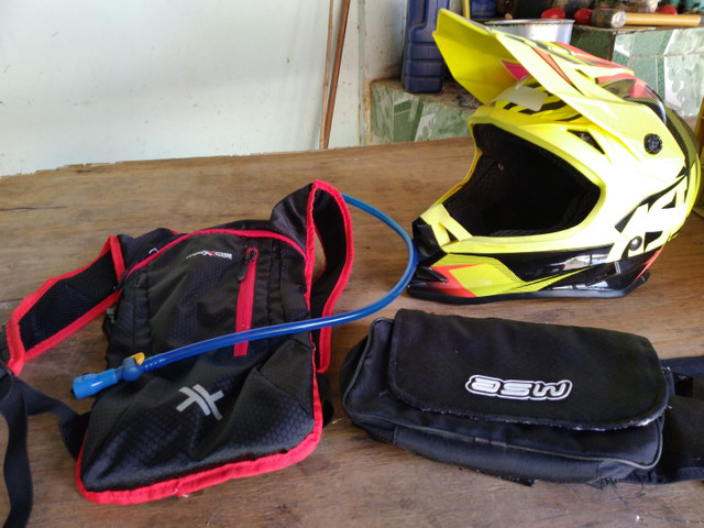 Capacete asw mais mochila de hidratação e bolsa de ferramentas