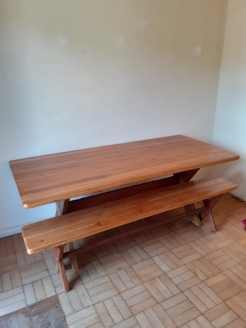 Vendo mesa de madeira com 01 banco - 8 lugares (excelente estado) - pra retirar - Foto 2