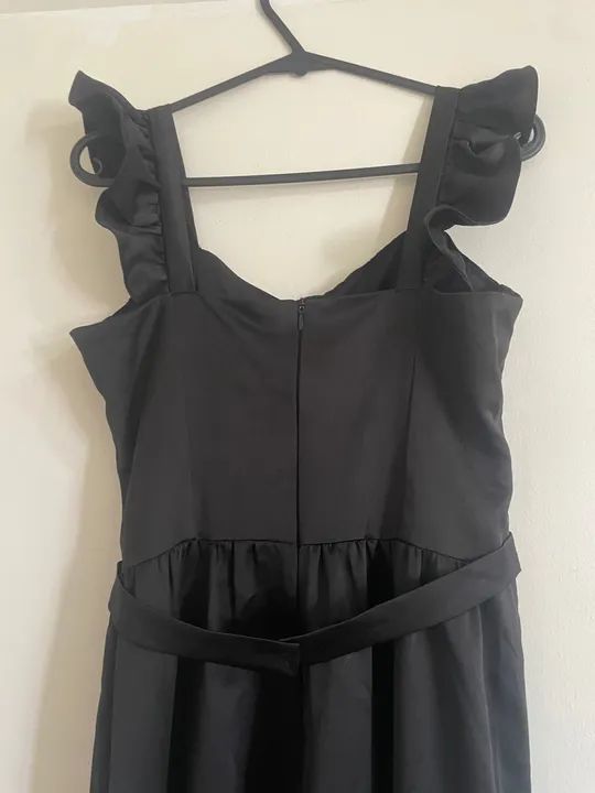 Vestido preto com marcação no peito e com folho na alça  - Foto 2
