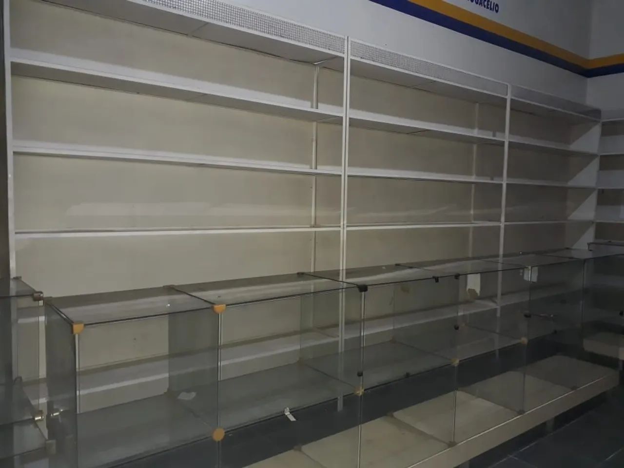 Prateleiras de ferro e balcão de vidro blindex vendo ou troco  - Foto 4