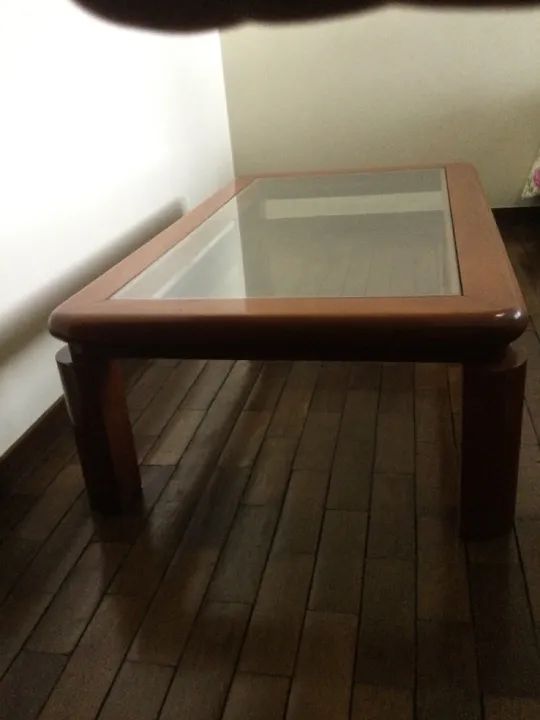 Mesa de centro com tampo de vidro , *