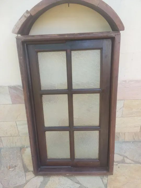 Janela de madeira estilo colonial