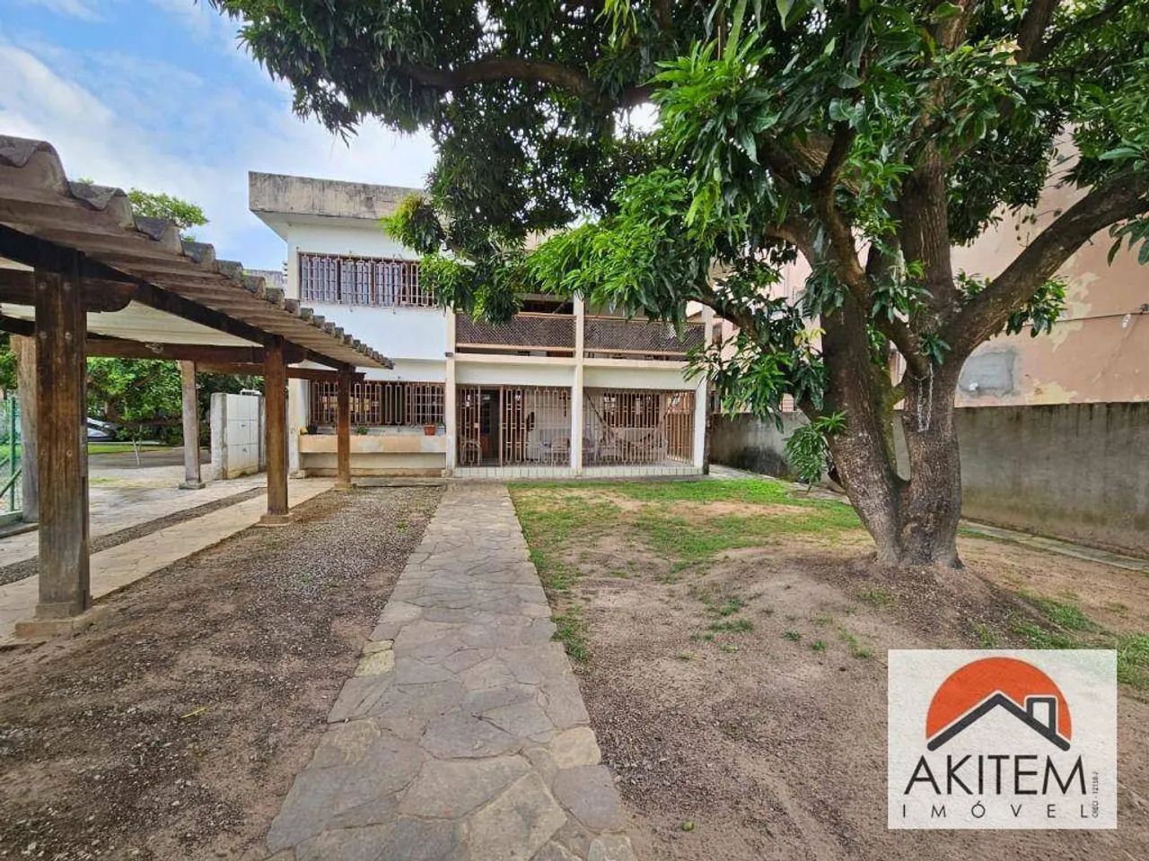 Casa Sala ampla, terraço, quintal, 04 quartos, à venda, 285 m² por R$ 889.990 - Jardim Atl