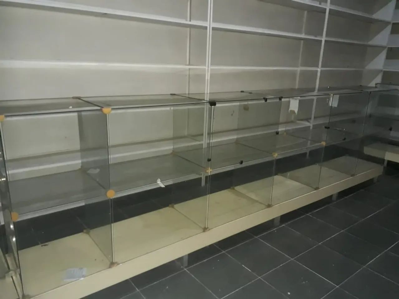 Prateleiras de ferro e balcão de vidro blindex vendo ou troco  - Foto 3