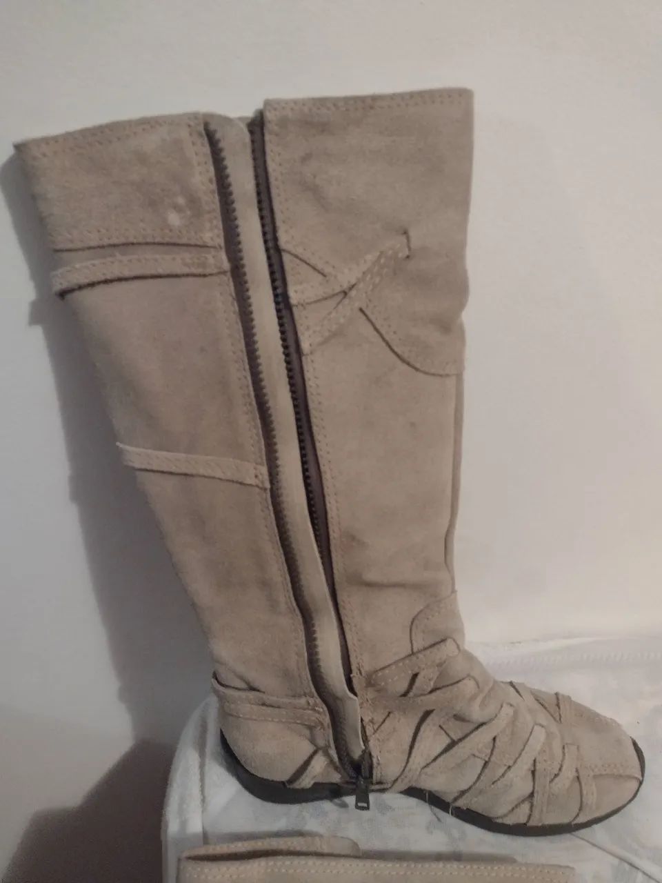 Botas Feminina em couro Bege - Conforto e Estilo - Foto 3