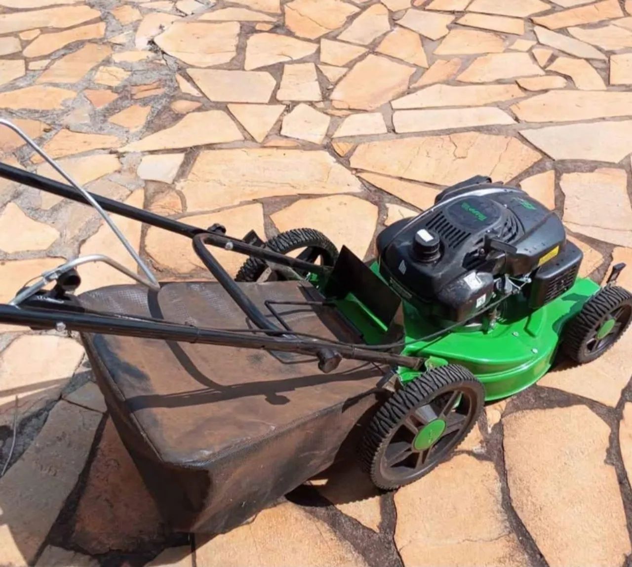 Roçadeira de grama a gasolina