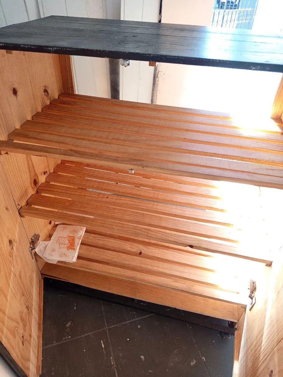 Vitrine de madeira com 4 prateleiras - Foto 3