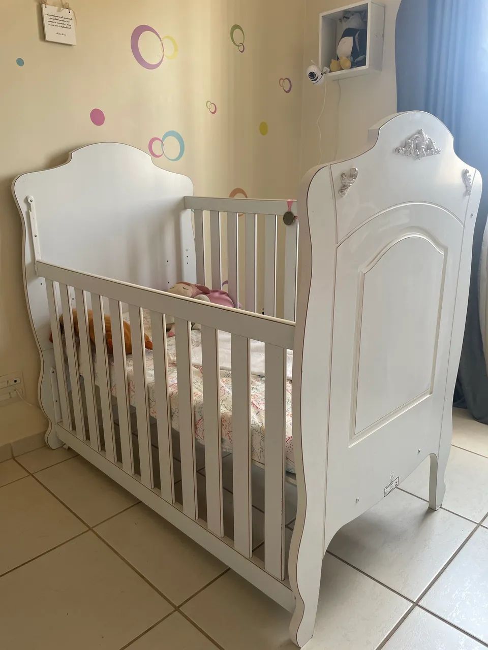 Berço, cômoda e poltrona de amamentação 