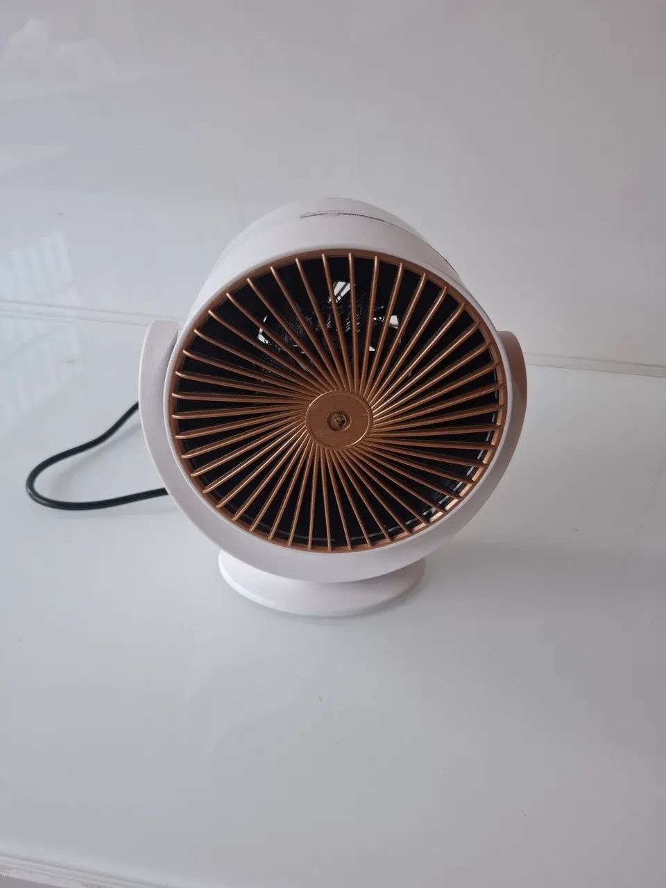 Mini Aquecedor Portátil com Design Moderno