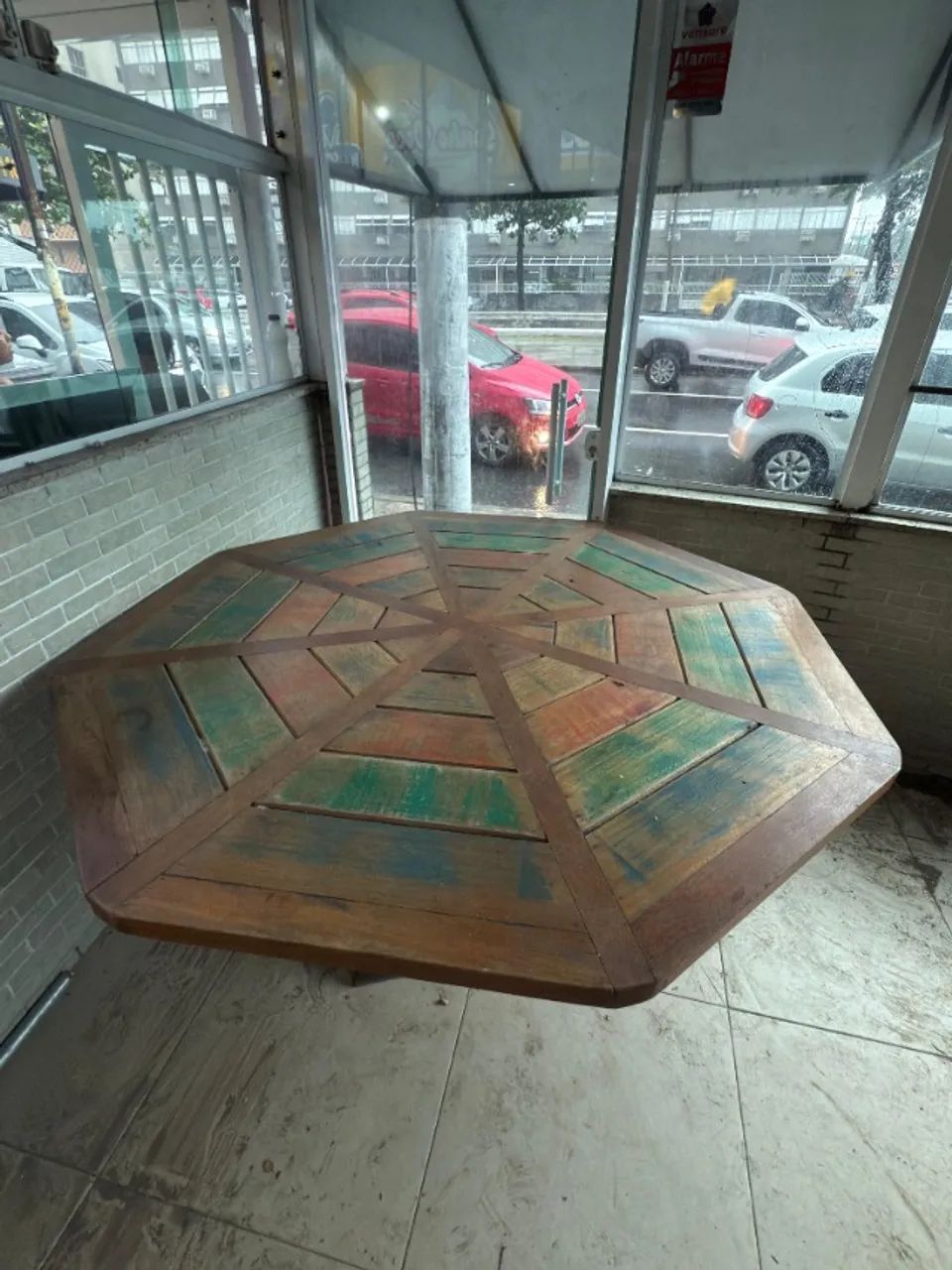 Mesa madeira maciça octagonal.