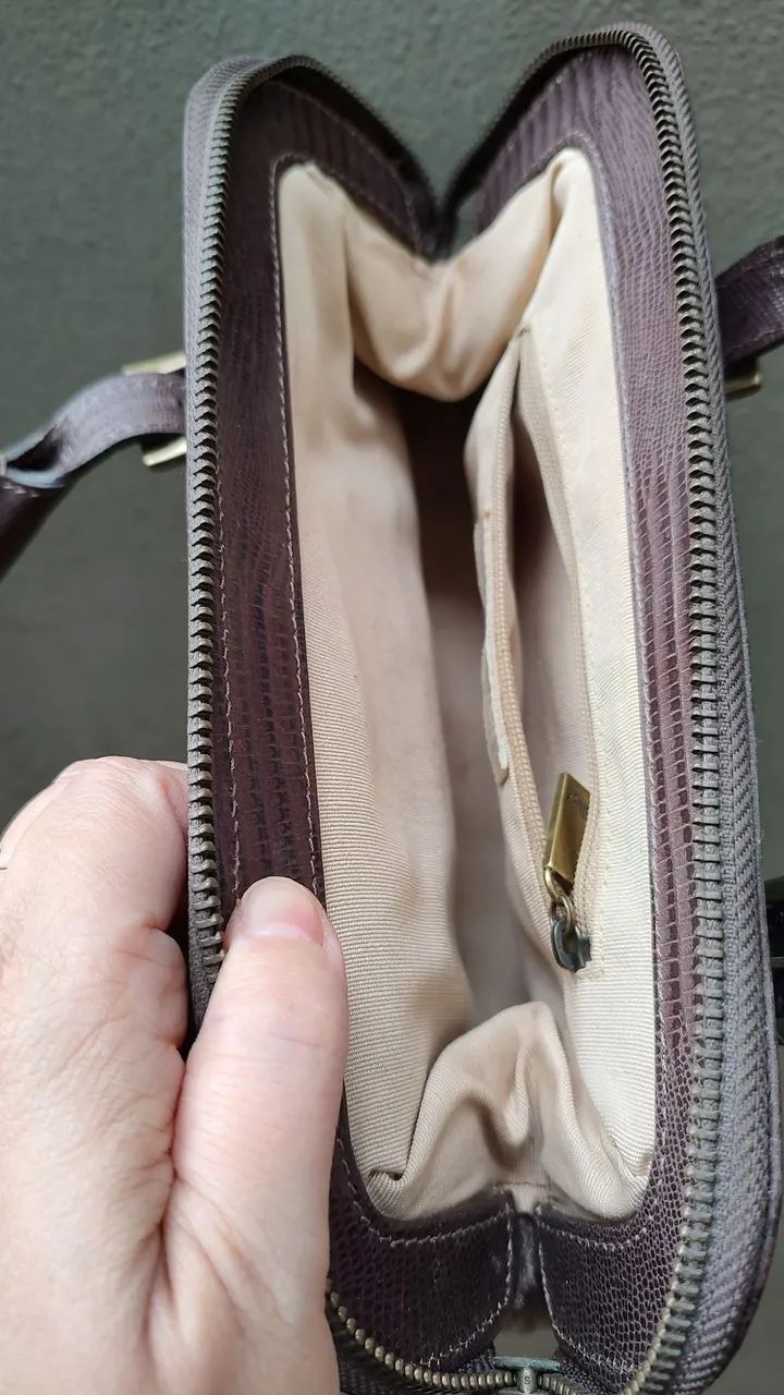 Bolsa Fillity, de Ombro em Pelúcia Marrom e Couro - Foto 5