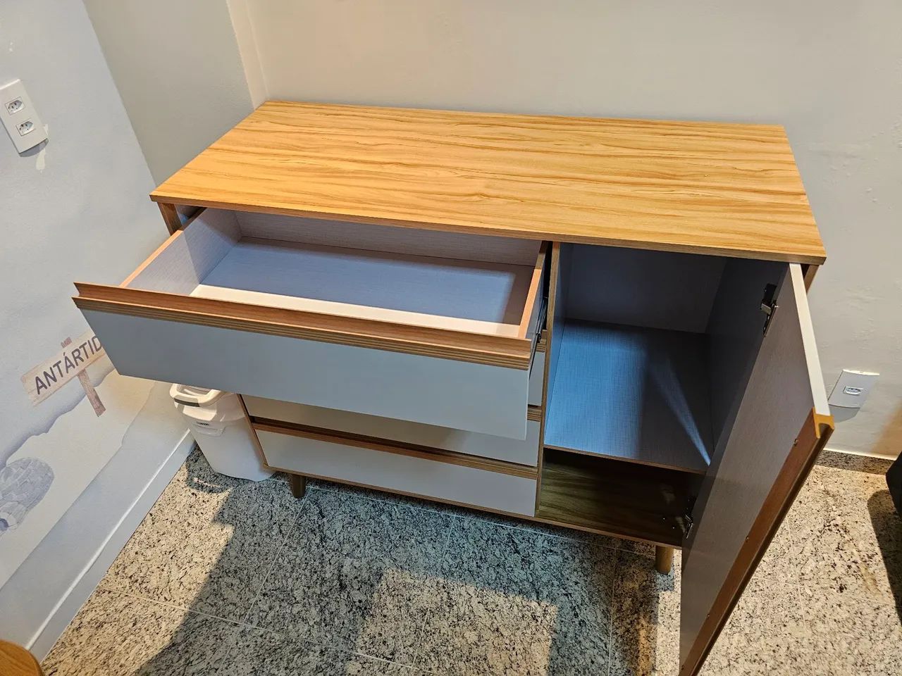 Cômoda com 1 porta e 4 Gavetas Amadeirado - Foto 4