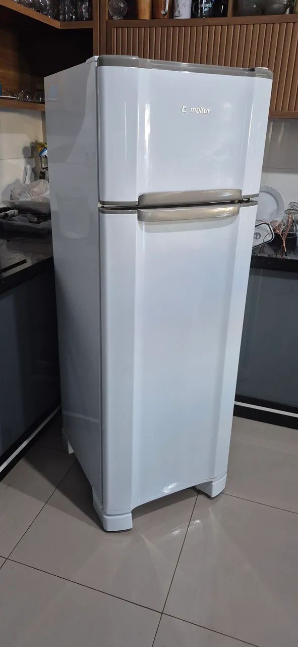 Geladeira esmaltec dúplex novinha 