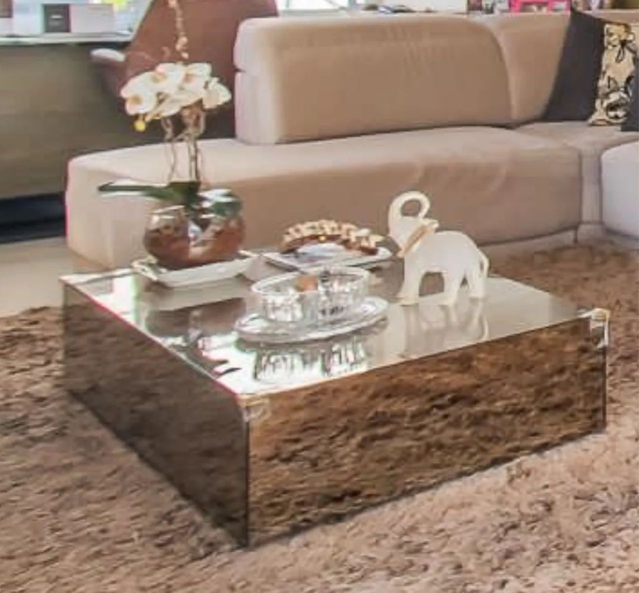 Coffee table 1.40 x 0.70 x 0.30 has a cracked glass on the side64352684867074122