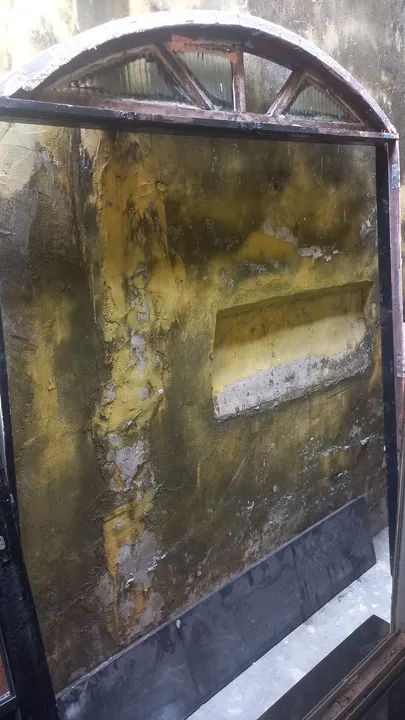 VENDE SE UMA PORTA DE QUATRO BANDAS TODA VAZADA TODA EM MASSARANDUBA COM VIDROS COM ADUELA - Foto 4