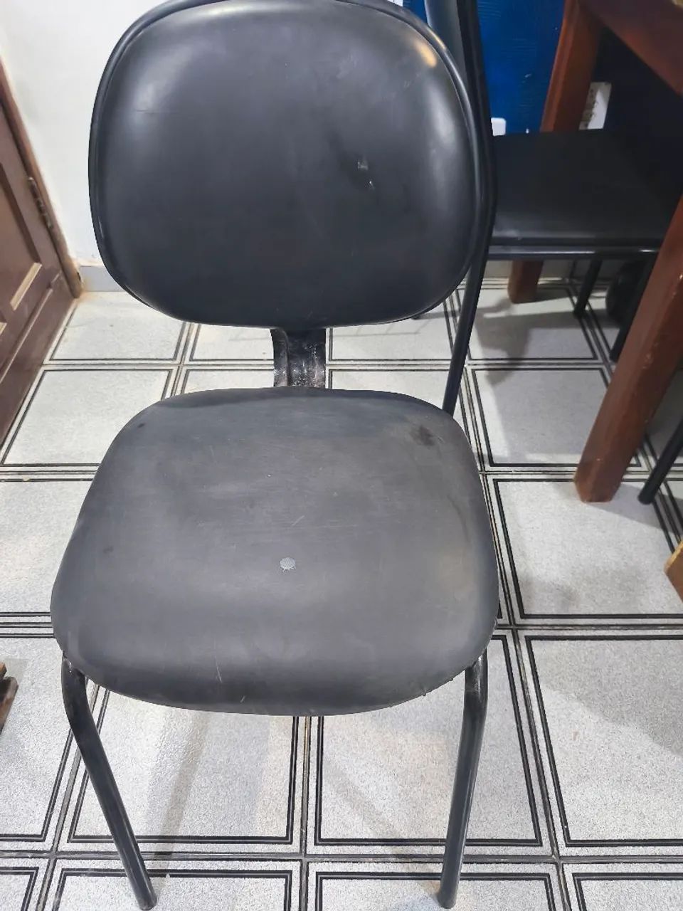 Cadeira Preta com Assento Estofado - Foto 2