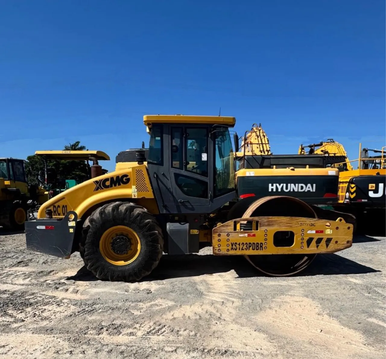 Rolo Compactador XCMG XS123PD ano 2021, Liso, com 4270 horas, ar condicionado, em SP