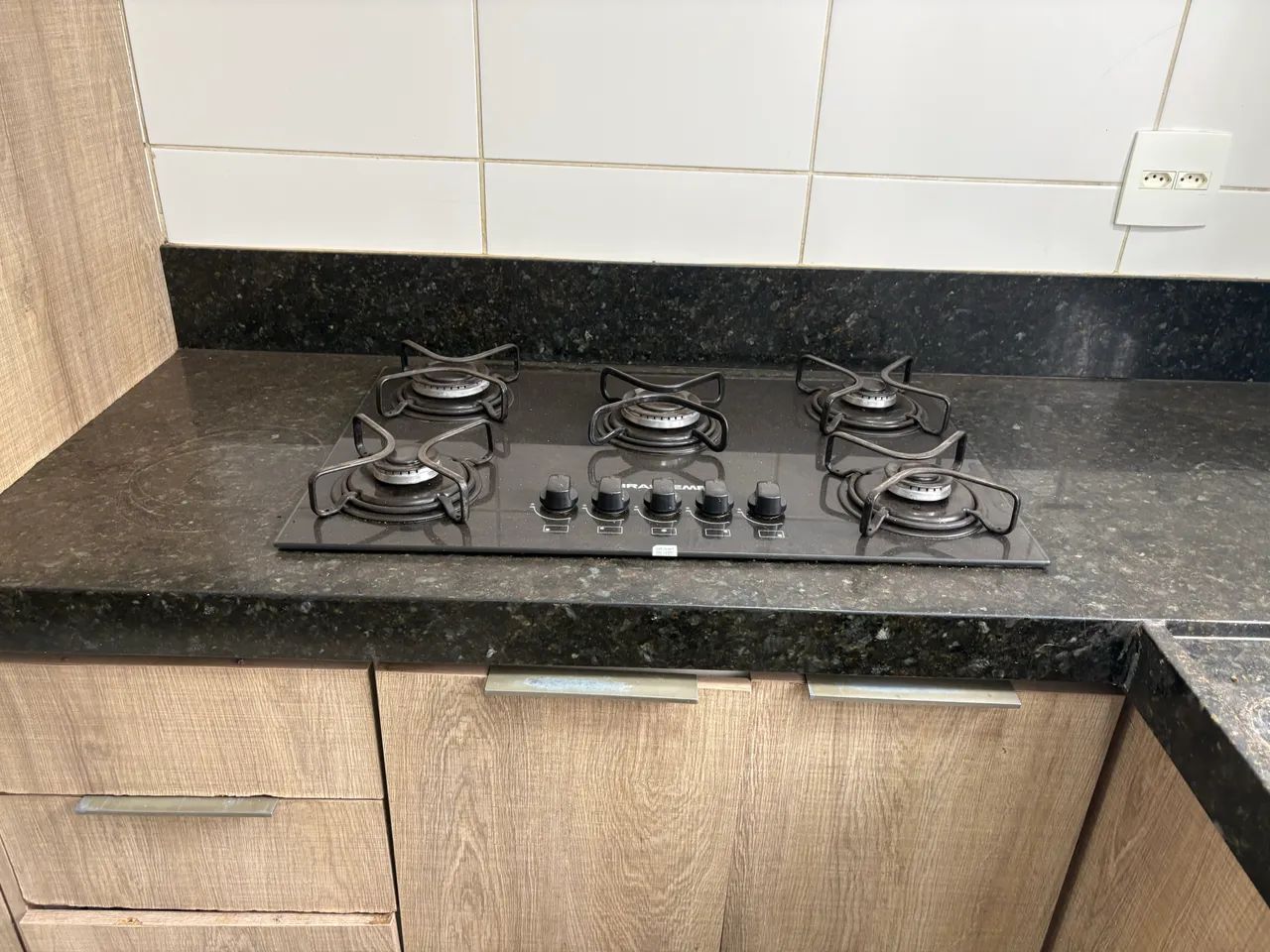 Bancada em pedra, Cuba da pia e cooktop Brastemp 