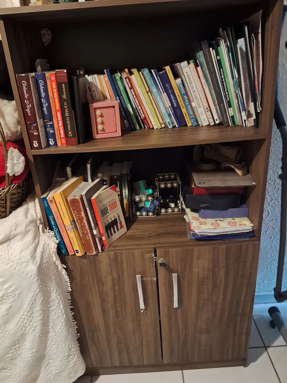 Mesa de escritório e estante.64520782012163120