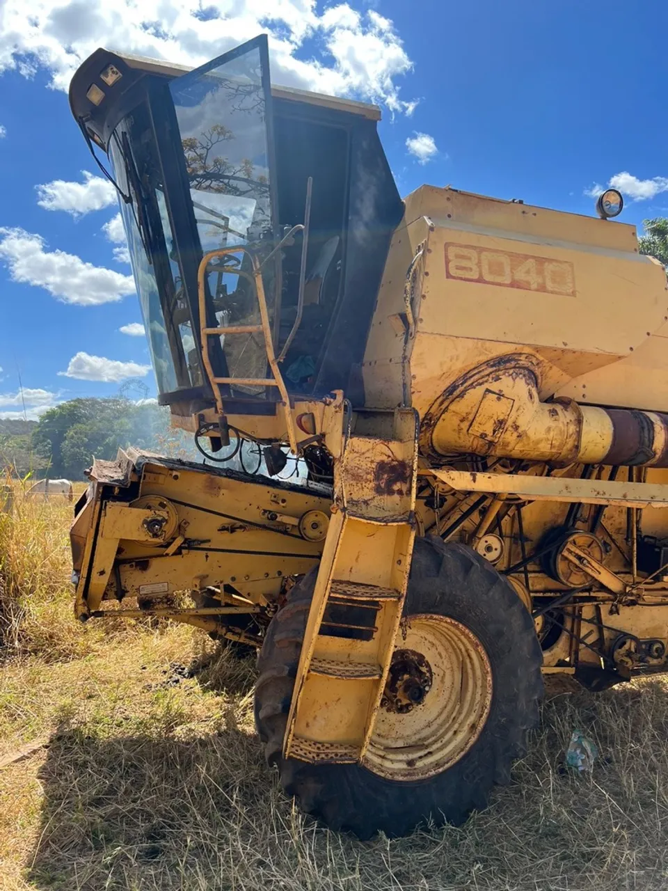 Colheitadeira New Holland 8040 - Ótima Oportunidade!