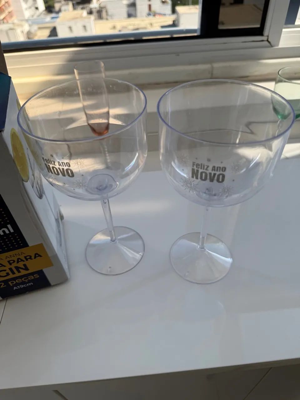 Taças de Gin Feliz Ano Novo