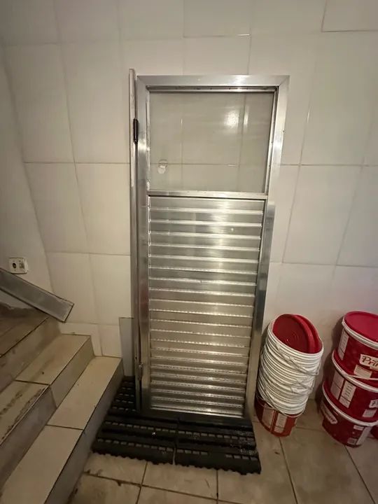 Porta de Alumínio com tela mosquiteiro  - Foto 2