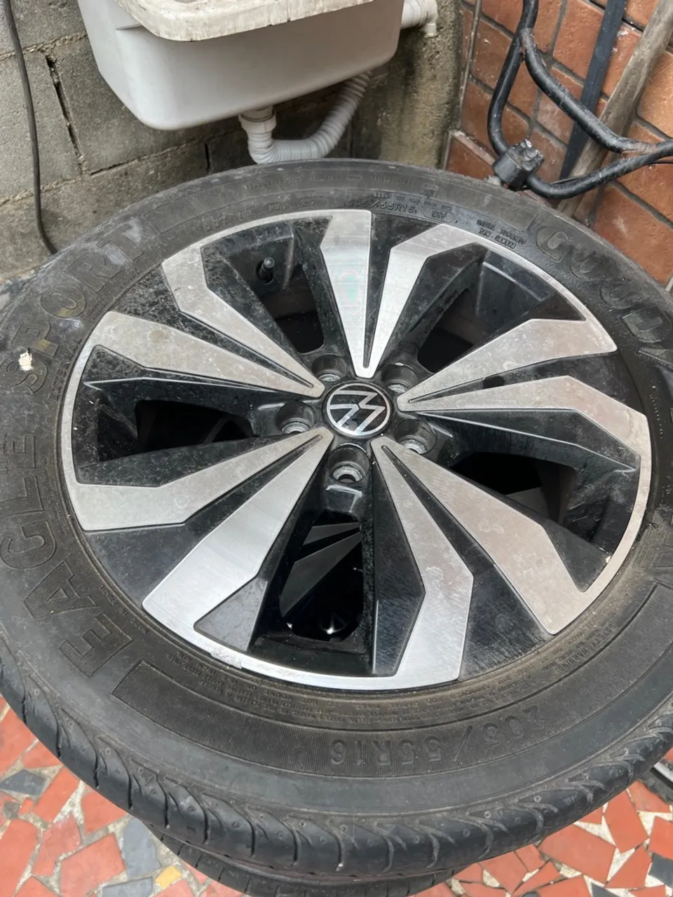 Roda T-cross , pneu 205/55-16.