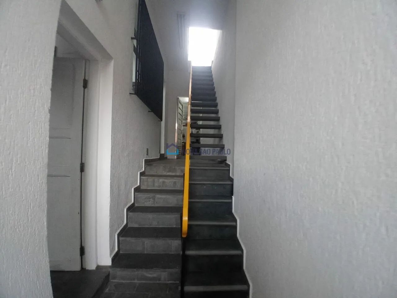 Ótima localização, Rua movimentada, transportes, fácil acesso a metro - Foto 2