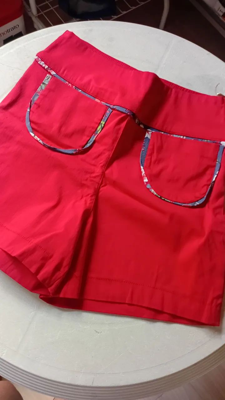 Short vermelho com bolso tam m