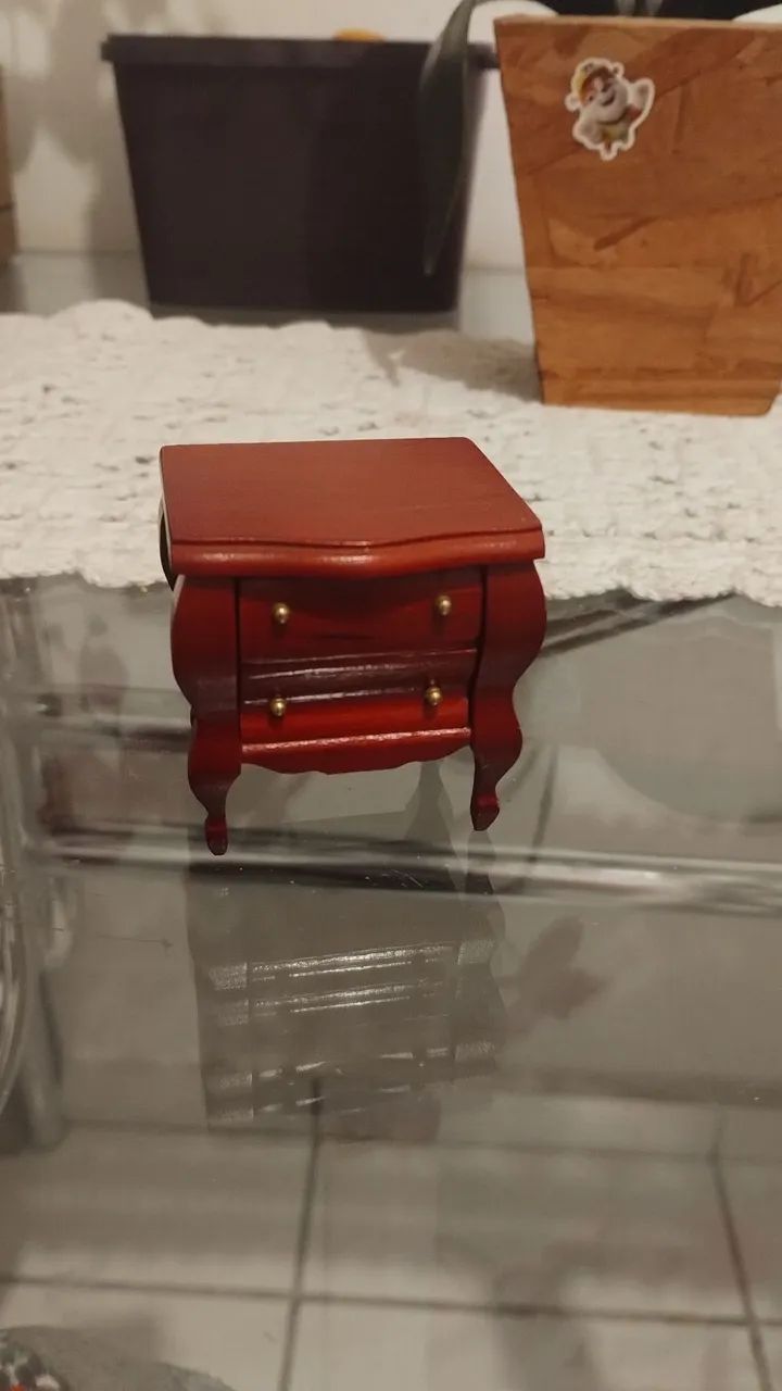 Miniatura de móvel de cabeceira antigo 