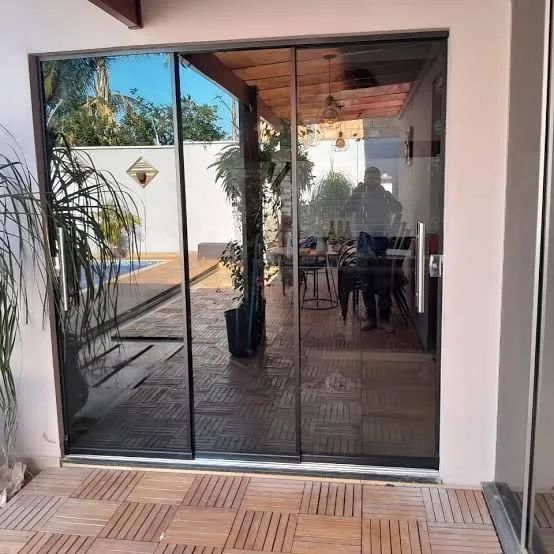 Lindas Portas Ligth holder 2,00m x 2.10m de 3 folhas. Novas instalada 