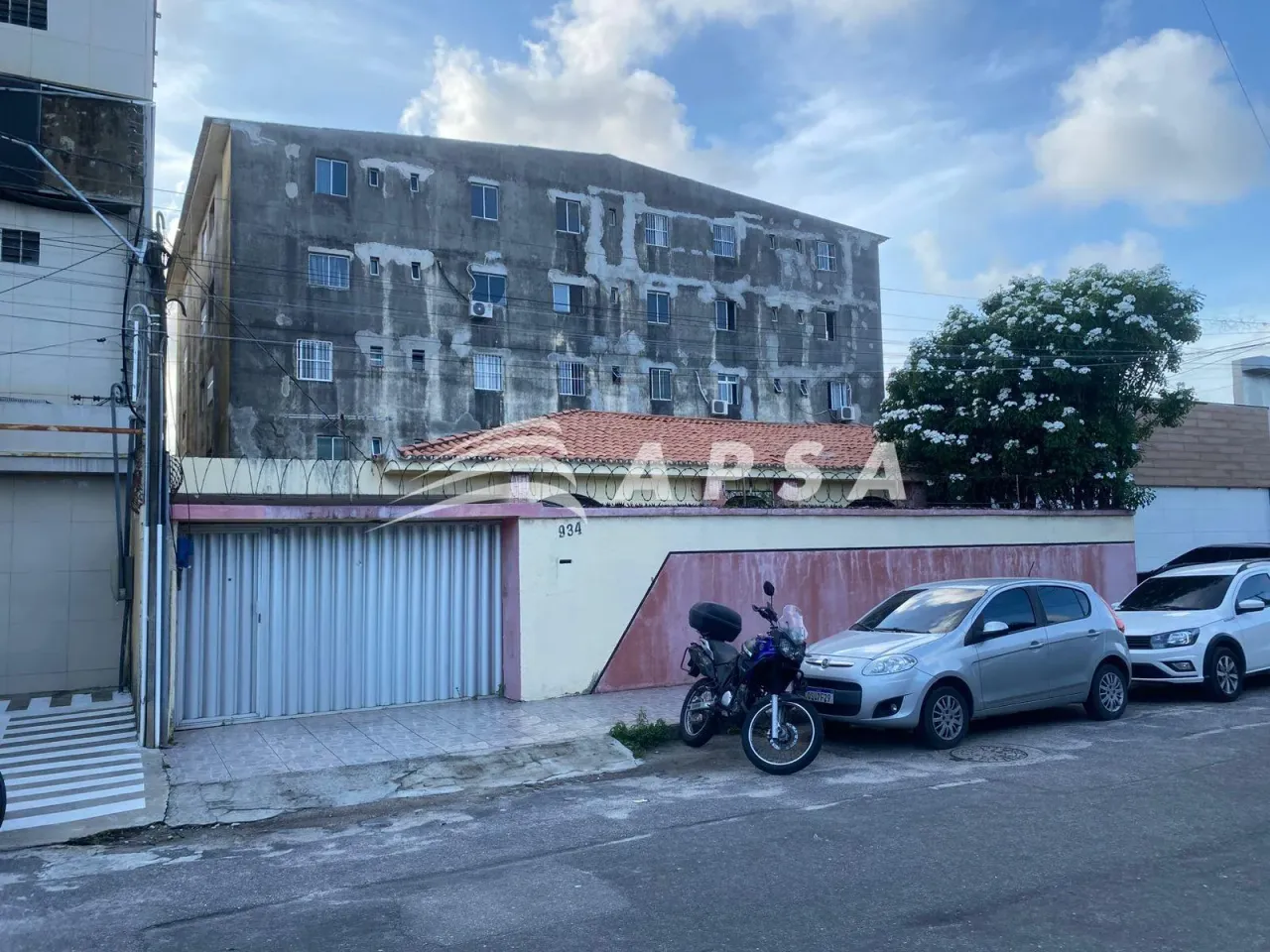 ALUGA CASA PLANA BEM PRÓXIMO A AVENIDA OLIVEIRA PAIVA. ÓTIMA PARA INSTALAR SEU NEGÓCIO. TE