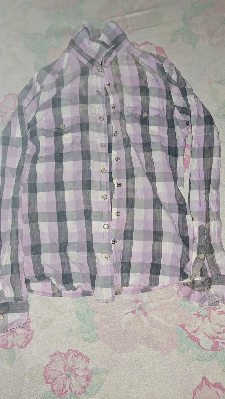 Camisa xadrez lilás e cinza