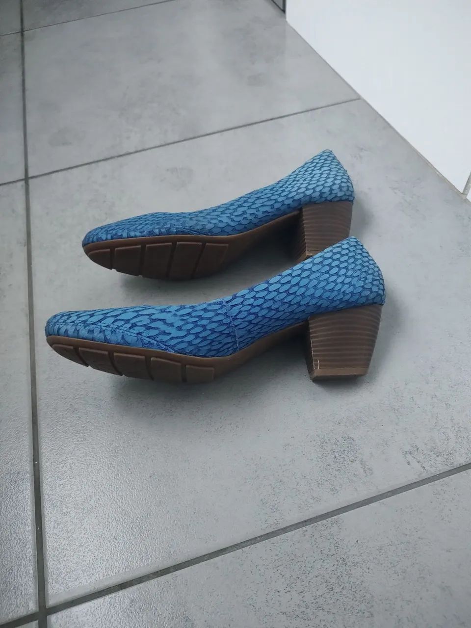 Sapatos de salto azul com textura