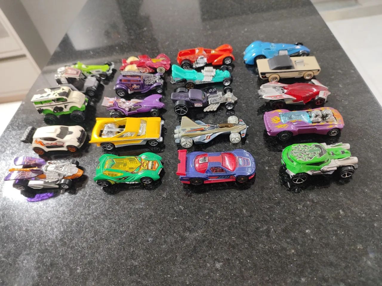 Carrinhos Hot Wheels - 20 Unidades - Ótimo estado