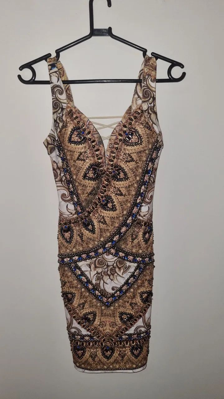 Vestido de festa dourado com pedrarias