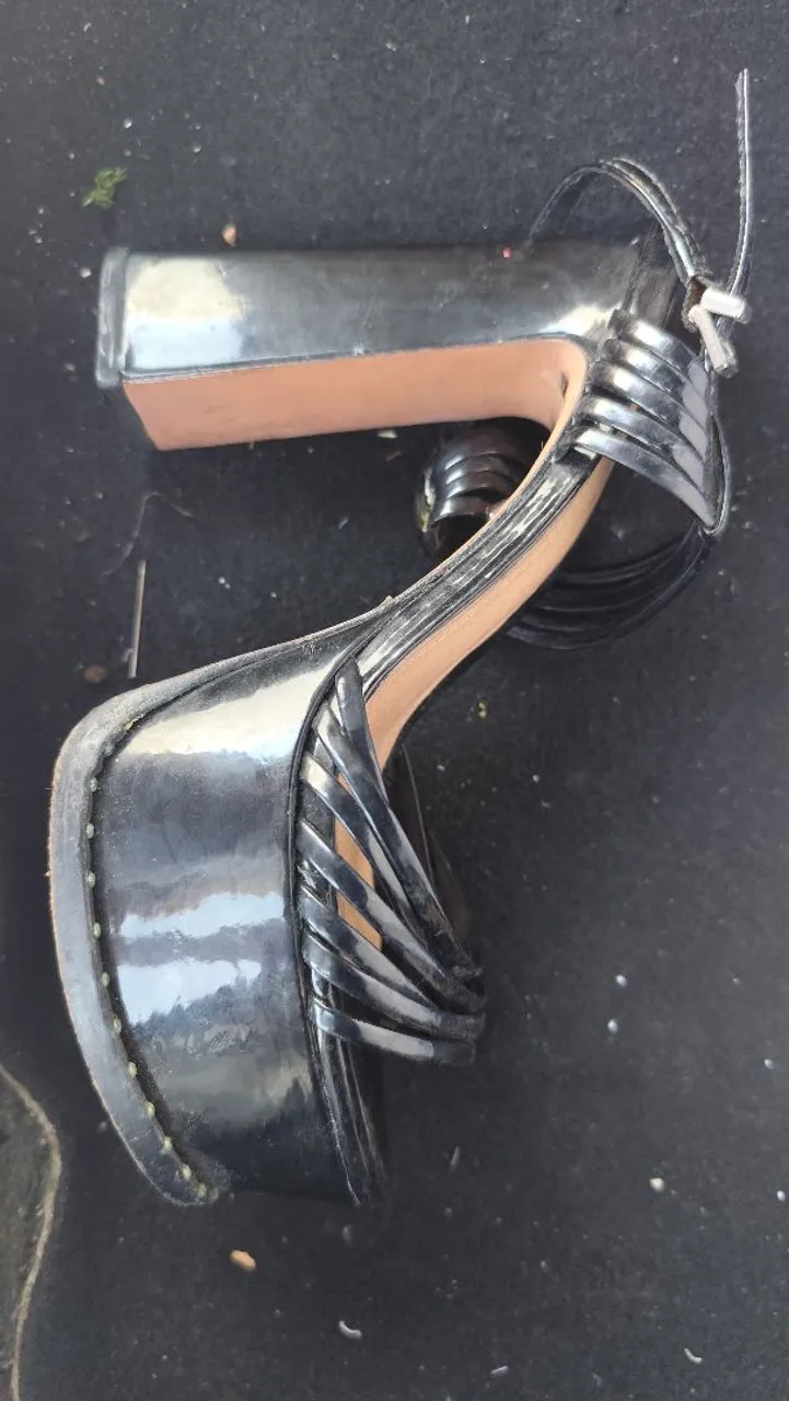 Sandália Plataforma Preta Elegante marca Schutz