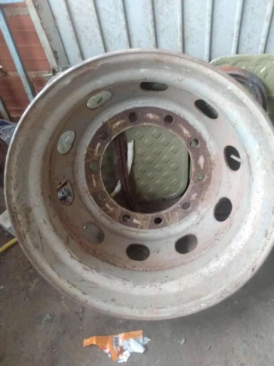 porta e tanpa de aço e um roda de rodo trem 