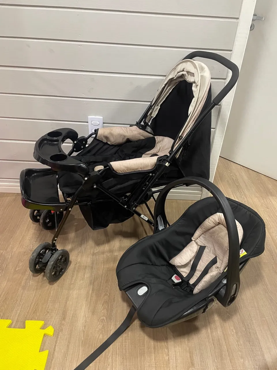 Carrinho de bebê e bebê conforto