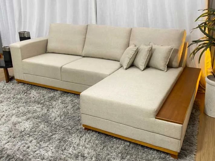Sofá com Chaise Clara Apoio Lateral em Madeira a75