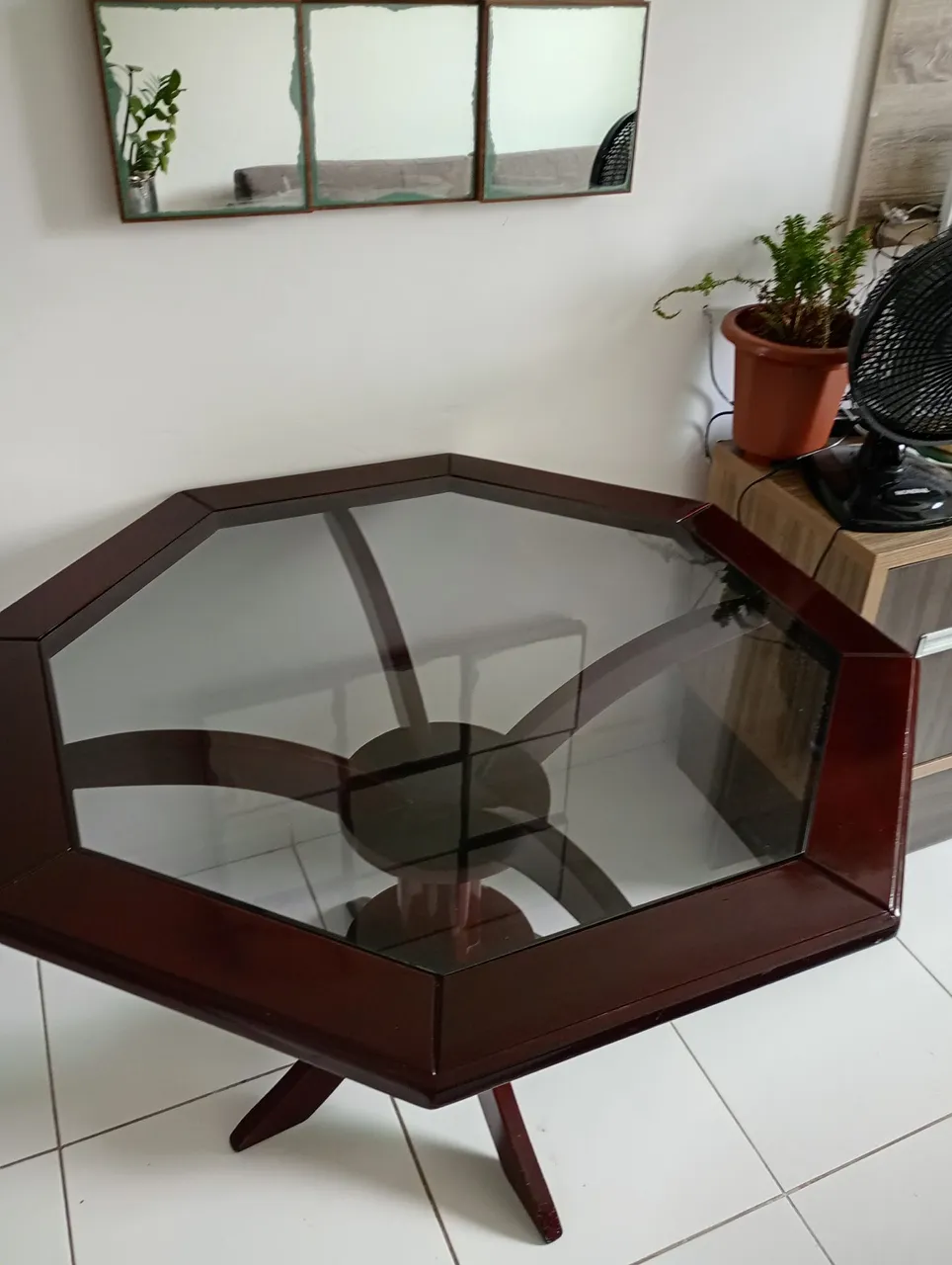 Mesa de jantar de madeira,com tampo de vidro