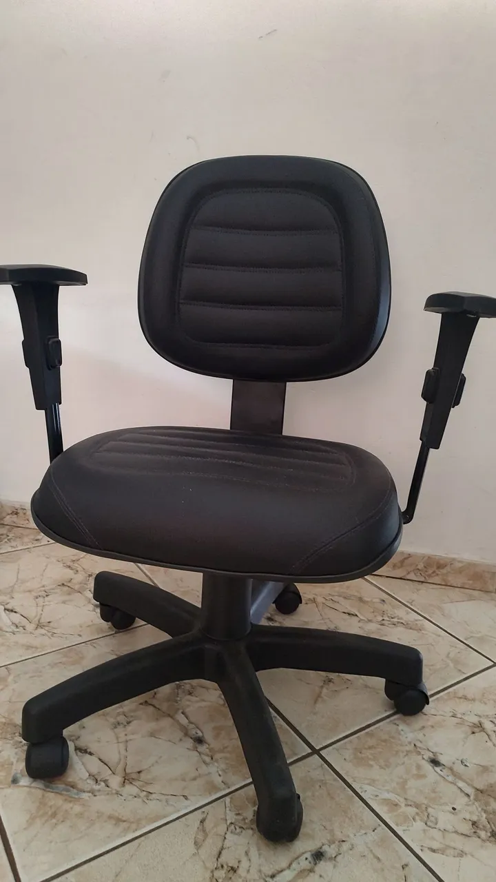 Cadeira de Escritório Preto Confortável com Rodas