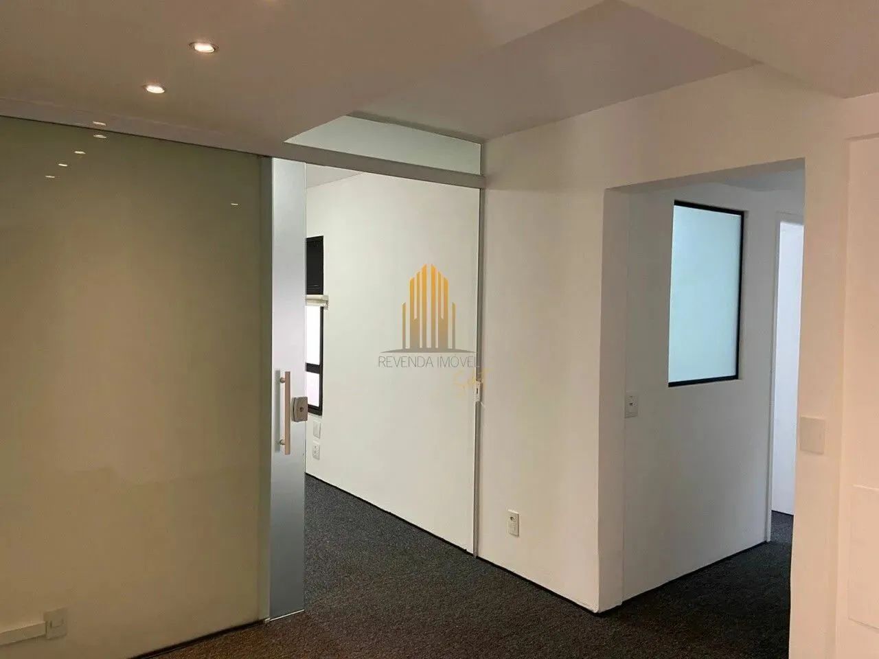 Conjunto comercial dividido em 6 salas, ar condicionado, copa e depósito.