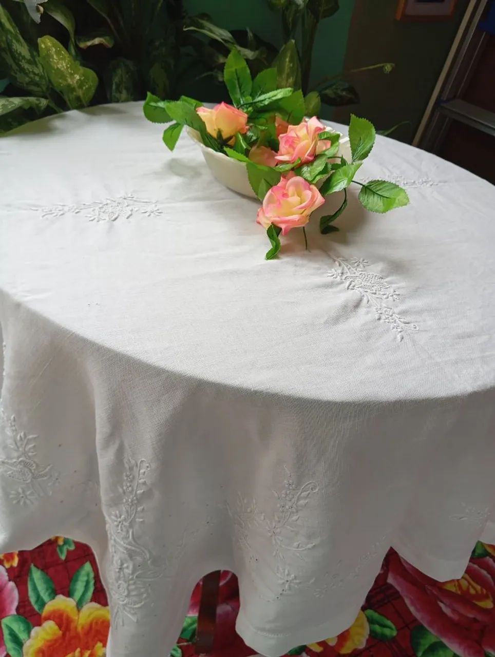 Uma toalha de mesa quadrada ela mede 1,30 por 1,30 bordada tecido e linho. - Foto 4
