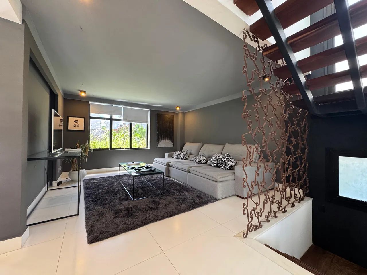 Alugo linda casa mobiliada no Bosque dos Poetas com 360m2 (A.Const.), 4 suítes e 2 VG - Foto 3