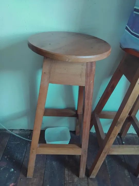 2 Banquetas de madeira maciça - Foto 2