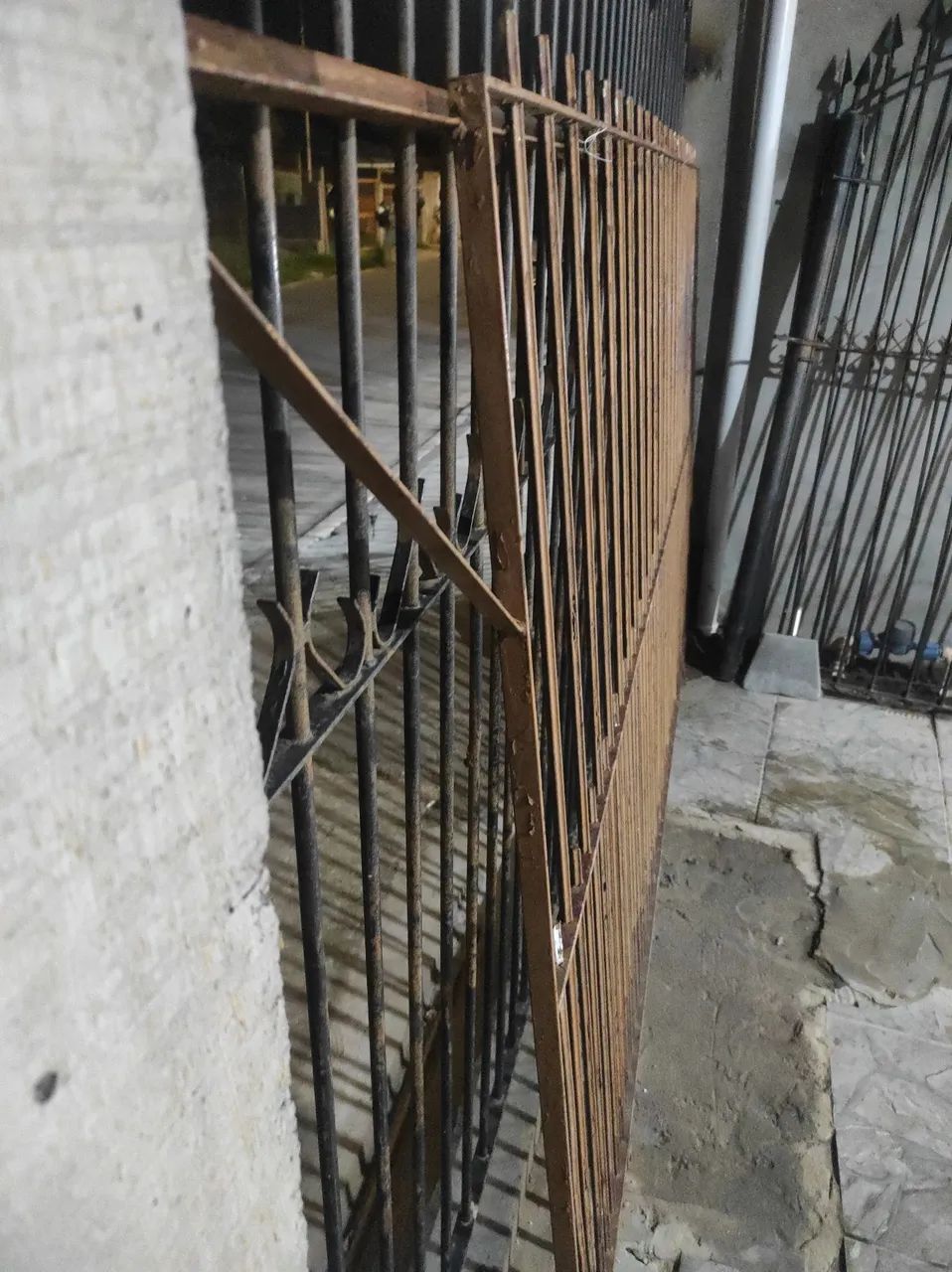 PORTÃO GRADE DE CORRER COM BATENTE - BARRAS MACIÇAS QUADRADAS - Foto 3