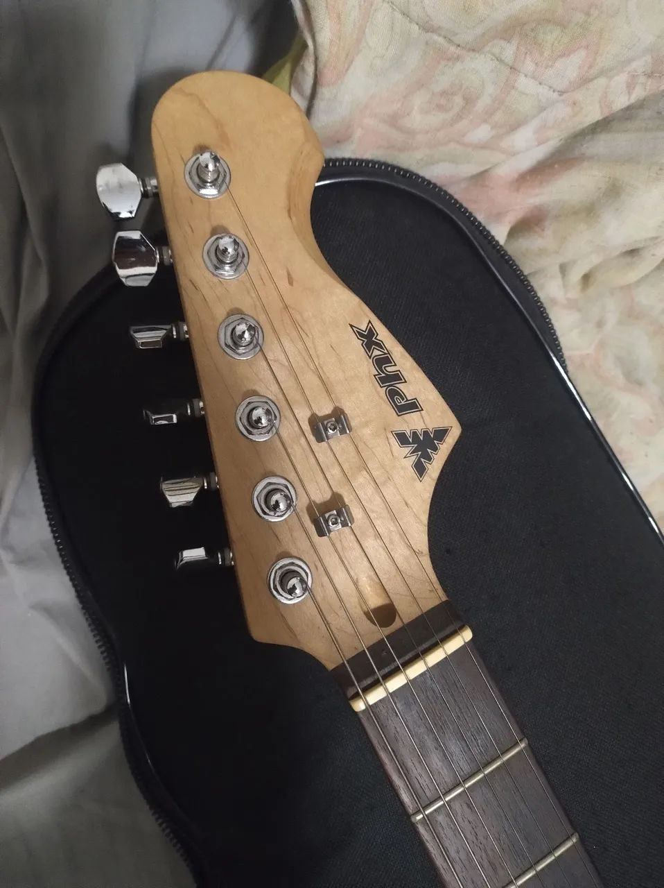 Guitarra phx bege e vermelha  - Foto 2