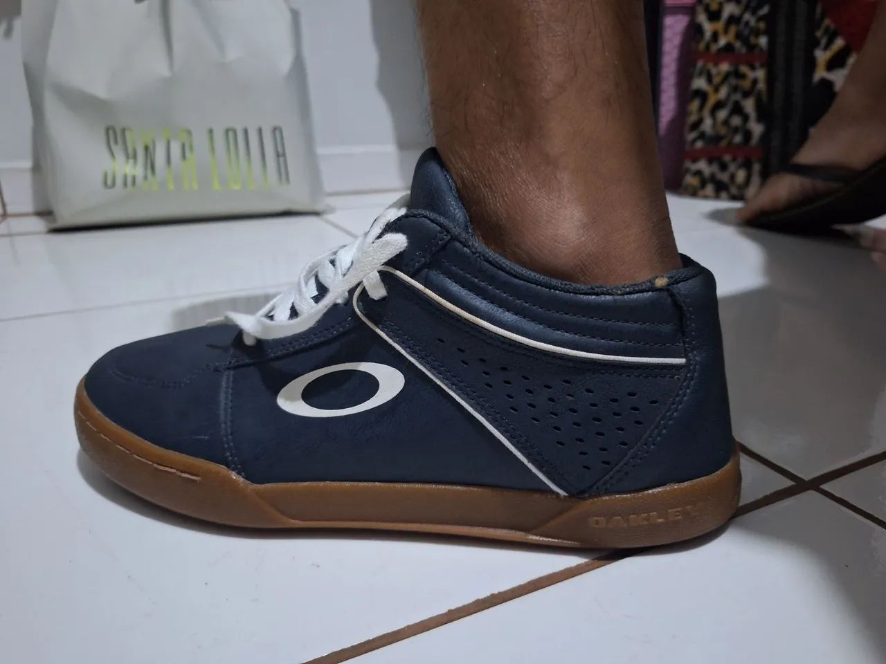 Tênis Oakley Azul com Sola Marrom - Foto 3