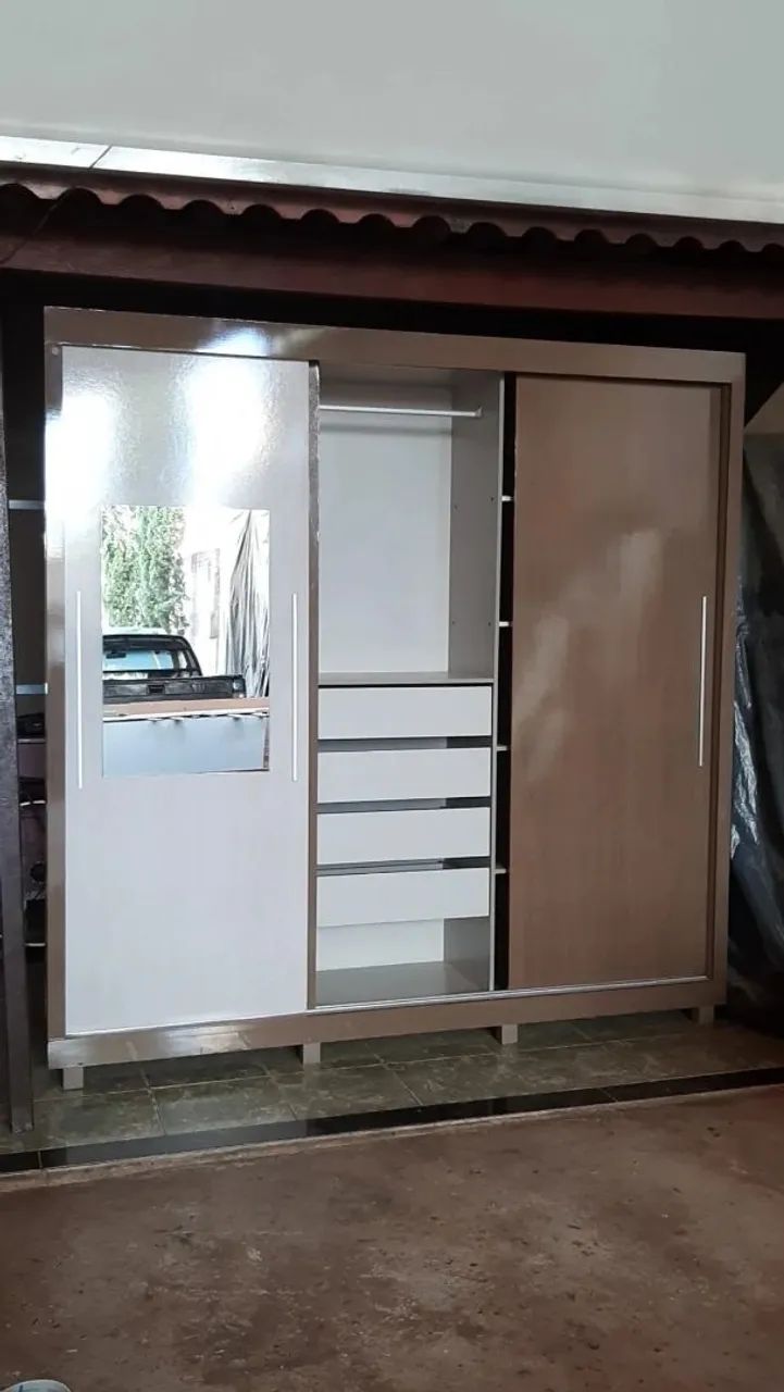 Entrega e montagem gratuita, lindo guarda roupa com 3 portas de correr Espelho e 4 gavetas - Foto 3